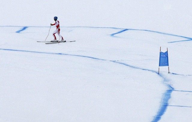 Benjamin Raich se dívá, kde udělal chybu. Sjezd do superkombinace nedojel. | Foto: Reuters