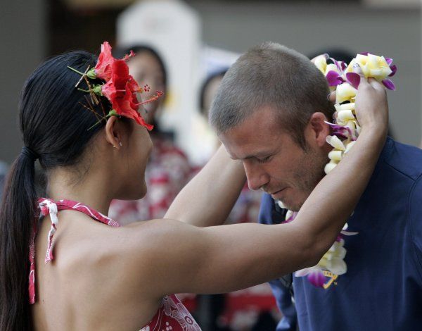 David Beckham dostává dárek od Miss Honolulu | Foto: Reuters