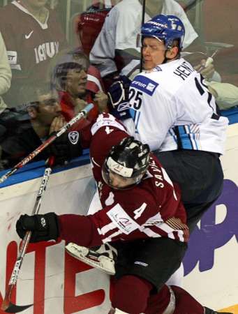 Lotyš Agris Saviels (vlevoú v souboji u manitelu s Jukkou Hentunenem z Finska. | Foto: Reuters