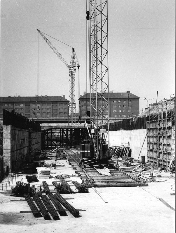 Jeřáb na kolejích u stavby metra Budějovická. | Foto: Archiv DPP