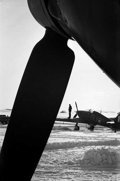 Sitenský za války sloužil u britského letectva. I kvůli absenci fotografického vzdělání byl zařazen oficiálně jako překladatel, celou dobu ale fotografoval. Na snímku letadlo československé stíhací perutě RAF, severní Wales, rok 1941. | Foto: Ladislav Sitenský