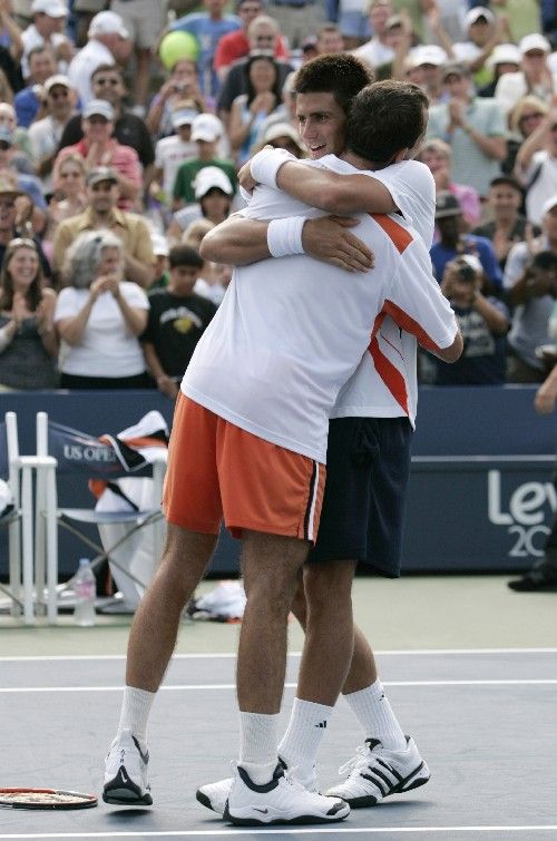 Po téměř pětihodinové bitvě ve druhém kole US Open musel Radek Štěpánek (zády) pogratulovat k postupu Novaku Djokovičovi. | Foto: Reuters