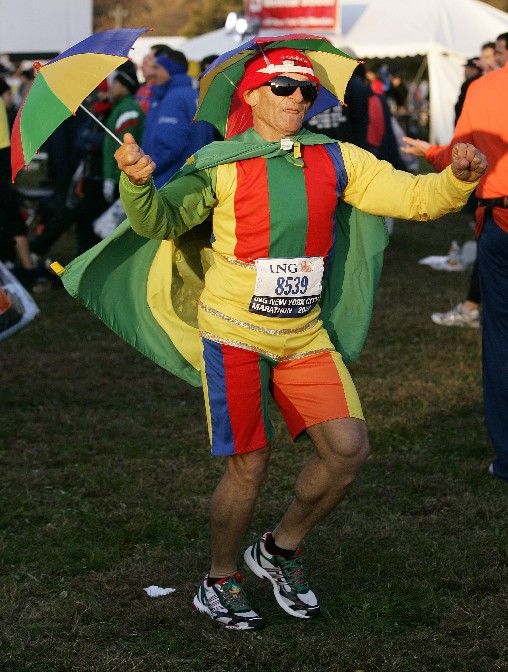 Tančící muž před startem maratonu v New Yorku. | Foto: Reuters