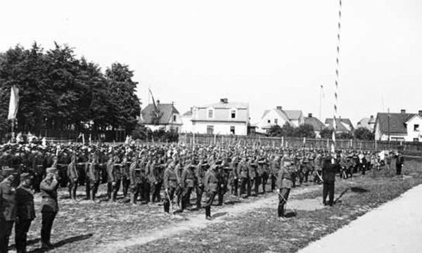 V Czajankových kasárnech sídlila až do okupace v březnu 1939 vojenská jednotka třetího praporu 8. pěšího pluku „Slezského“. Na snímku: Vojenská přísaha 8. pěšího pluku Slezského v roce 1927. | Foto: Vojenský historický ústav