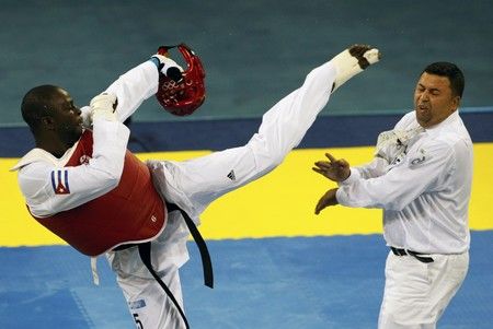 Angel Valodia Matos neudržel nervy. Kope do hlavy rozhodčího. | Foto: Reuters