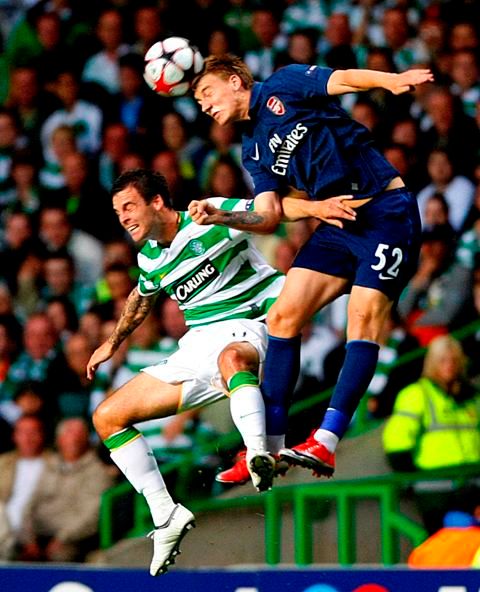 Nicklas Bendtner v souboji s Foxem z Celtiku. | Foto: Reuters