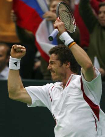 Ruský tenista Marat Safin se raduje z vítězství v rozhodujícím zápase finále Davis Cupu nad Argentincem Jose Acasusem. | Foto: Reuters