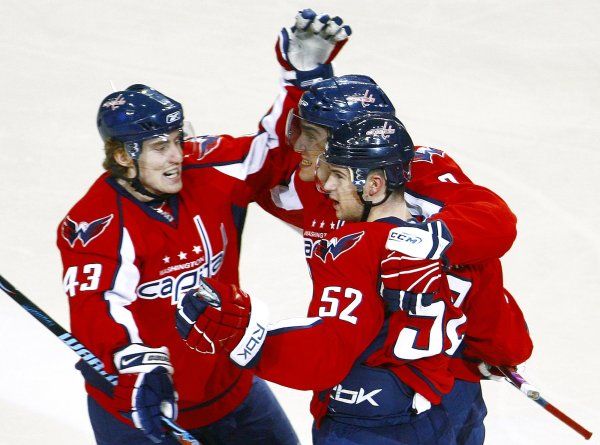 Tomáš Fleischmann (vlevo)se raduje společně s Ovečkinem z vítězství Capitals. | Foto: Reuters