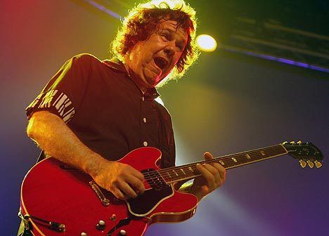 6. 2. -  Gary Moore, irský blues-rockový kytarista - Gary Moore, člen mnoha formací, z nichž nejznámější byli Thin Lizzy, skonal ve spánku ve španělském letovisku Estepona v luxusním hoptelu, kde byl na dovolené s přítelkyní. 
Belfastský rodák Moore začal hrát na kytaru jako jedenáctiletý, už v šestnácti se stal členem dublinské kapely Skid Row, kam ho přizval zpěvák Phil Lynnot. V roce 1974 to byl znovu on, kdo ho přibral do dublinských Thin Lizzy, kteří kombinovali hard rock s Mooreovou keltsko-irskou melodickou kytarou. 
 Připomeňte si tuto osobnost ve článku zde | Foto: Aktuálně.cz