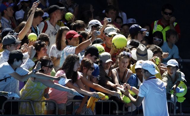 Andy Roddick se podepisuje fanouškům. | Foto: Reuters