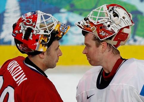 Dva hrdinové, smutný Vokoun a jeho protějšek Kiprusoff | Foto: Reuters