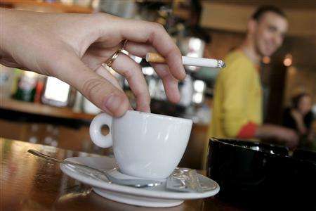 Obavy majitelů restaurací, že se zákazem kouření přijde pokles tržeb, se nepotvrzují. | Foto: Reuters