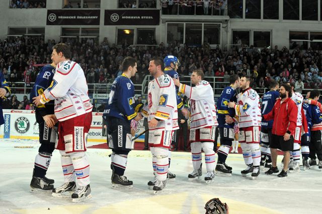 Po podání rukou se soupeřem... | Foto: Marian Ježowicz