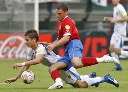 Martin Fillo bojuje o míč s Duško Tošičem v zápase Česko - Srbsko na ME hráčů do 21 let | Foto: Reuters