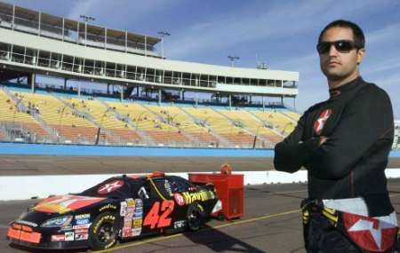 Kolumbijec Juan Pablo Montoya pózuej před svýmn vozem pro sérii NASCAR na okruhu v Phoenixu. | Foto: Reuters