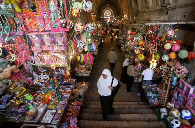 Bohatá nabídka dárků a ramadánových suvenýrů v Jeruzalémě. | Foto: Reuters