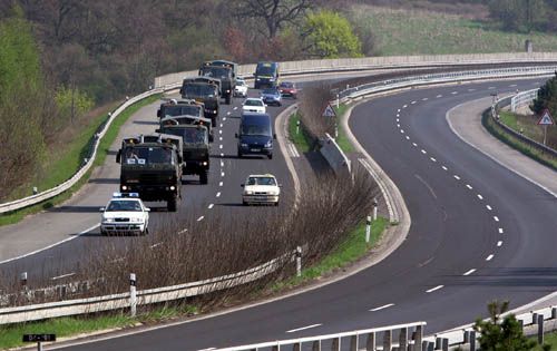 Nákladní auta převezla dnes ostatky do Plzně, zítra budou uloženy do vojenského skladu ve výcvikovém prostoru Brdy. | Foto: Ondřej Besperát, Aktuálně.cz