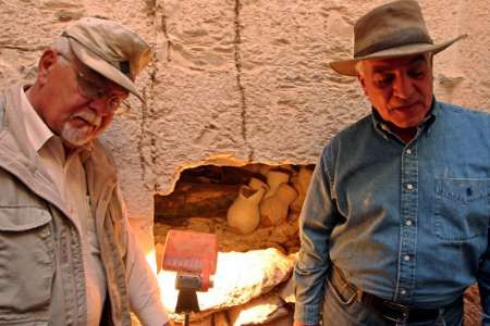 Šéf egyptských archeologů Zahí Havás (vpravo) a Otto Schaden, vedoucí mise Memfiské univerzity, stojí před otvorem k nově nalezené hrobce. | Foto: Reuters