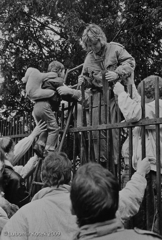 Útěk východních Němců na svobodné území zahrady západoněmeckého velvyslanectví, Praha-Petřín 1989. | Foto: Lubomír Kotek