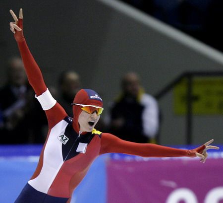 Martina Sáblíková se raduje z vítězství v závodě na 5000 metrů v rámci rychlobruslařského MS ve víceboji. | Foto: Reuters