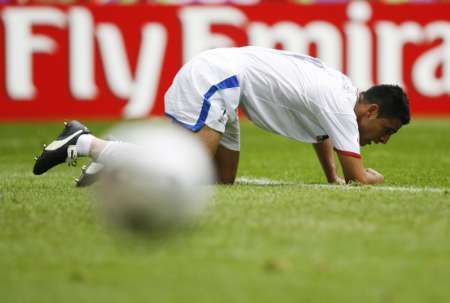 Kostarický hráč Michael Umana se ocitl na kolenou stejně jako celý jeho tým, který s Ekvádorem prohrál 0:3. | Foto: Reuters