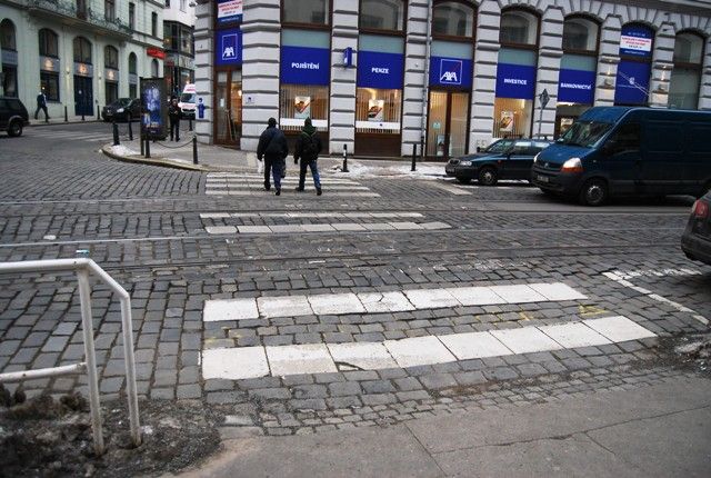 Hned dva špatné přechody našli experti na křižovatce Vodičkova-Lazarská-Jungmannova. Tento vypadá na první pohled vcelku dobře | Foto: Radek Pecák