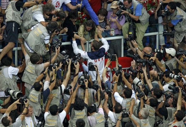 Tenhle obrázek chtěl snad každý fotograf v Pekingu. Michael Phelps v objetí se svou matkou. | Foto: Reuters