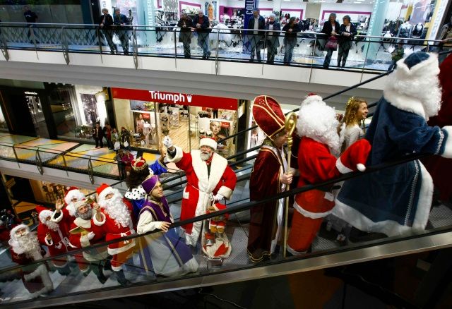 Členové berlínské studentské unie se převlékli za nejrůznější mutace "Weihnachtsmana" - čili za Ježíšky, Santy Clause, otce Noele. A potěšili nakupující v Alexa shopping centu. | Foto: Reuters