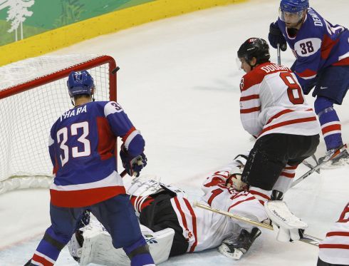 Rozhodující chvíle. Demitra krátce před koncem zápasu míjí odkrytou kanadskou branku | Foto: Sport