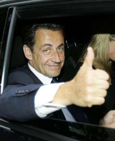 Gesto čerstvého vítěze voleb Nicolase Sarkozyho, které nepotřebuje komentář | Foto: Reuters