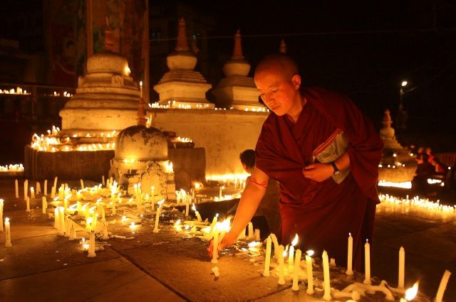 Buddhistický mnich zapaluje svíčku k oslavě Nového roku, Káthmándú, Nepál | Foto: Reuters