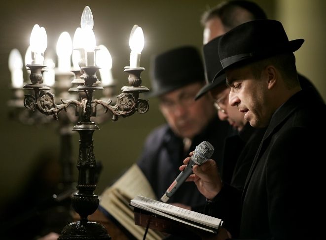 Modlitba za Ariela Šarona v římské synagoze. 5. ledna 2006. | Foto: Reuters/Tony Gentile