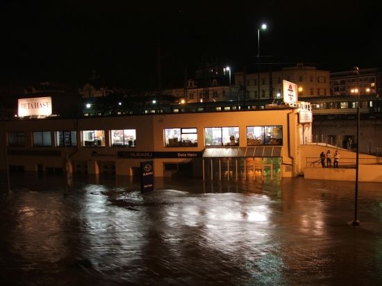 Lidé sledují velkou vodu poblíž mostu E. Beneše v Ústí nad Labem, noc v pátek 31. března | Foto: Honza