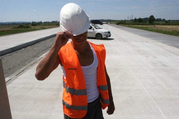 "Všecko se to zastaví, a co se s těma lidma bude dít?" ptá se bagrista Roman. Podle něj i jeho kolegů se uzavření rozestavěných dálnic státu nevyplatí, protože propuštění skončí na podpoře. "Zvýší se mandatorní výdaje státu," varoval minulý týden i šéf Metrostavu Pilát. Faktem ale také je, že hodně dělníků na dálnicích je ze zahraničí. Jako tento Slovák. | Foto: Karel Toman