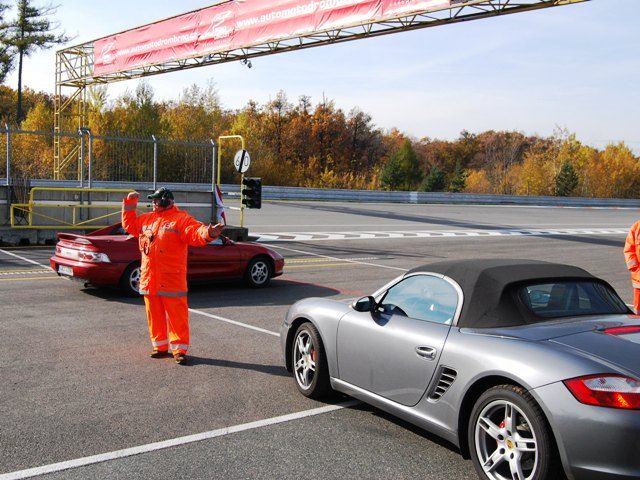 Tady se začínalo: vjezdem na závodní okruh. Provoz v prostoru, kudy se vyjíždělo z boxů na dráhu, museli řídit pořadatelé | Foto: Radek Pecák