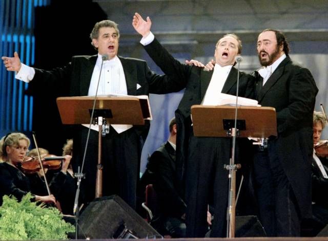 "Tři tenoři živě v Tokiu", koncert v červnu 1996. Zleva Placido Domingo, Jose Carreras a Luciano Pavarotti. | Foto: Reuters