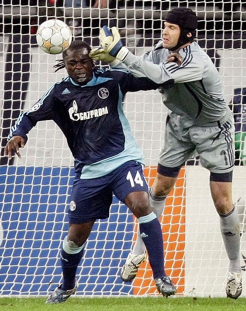 Gólman londýnské Chelsea Petr Čech (vpravo) v souboji s Geraldem Asamoahem z Schalke 04. | Foto: Reuters