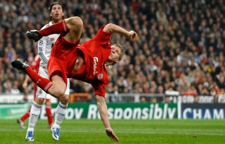 Liverpoolský Dirk Kuyt se chystá na střelu v utkání Ligy mistrů proti Realu Madrid. | Foto: Václav Rojík