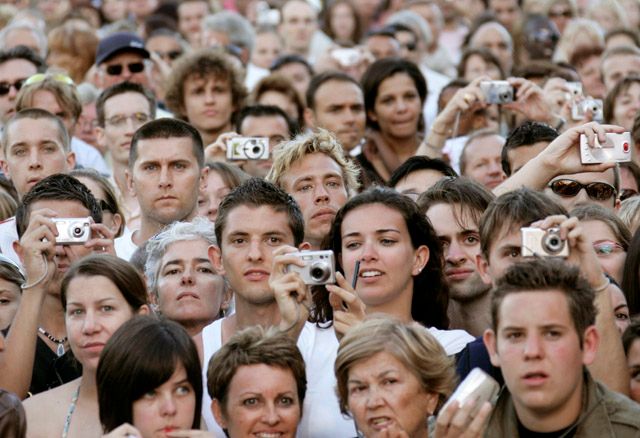 A tenhle pohled se naskýtá celebritám: Dav vybavený fotoaparáty čeká před festivalovým červeným kobercem. | Foto: Reuters