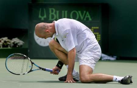 Ivan Ljubicic si vybíjí zlost ve finále proti Rogeru Federerovi na Nasdaq-100 Open v Key Biscayne. | Foto: Reuters