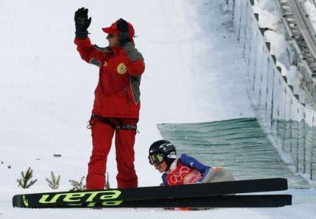 Simon Ammann těsně po pádu čeká na lékařskou pomoc. | Foto: Reuters