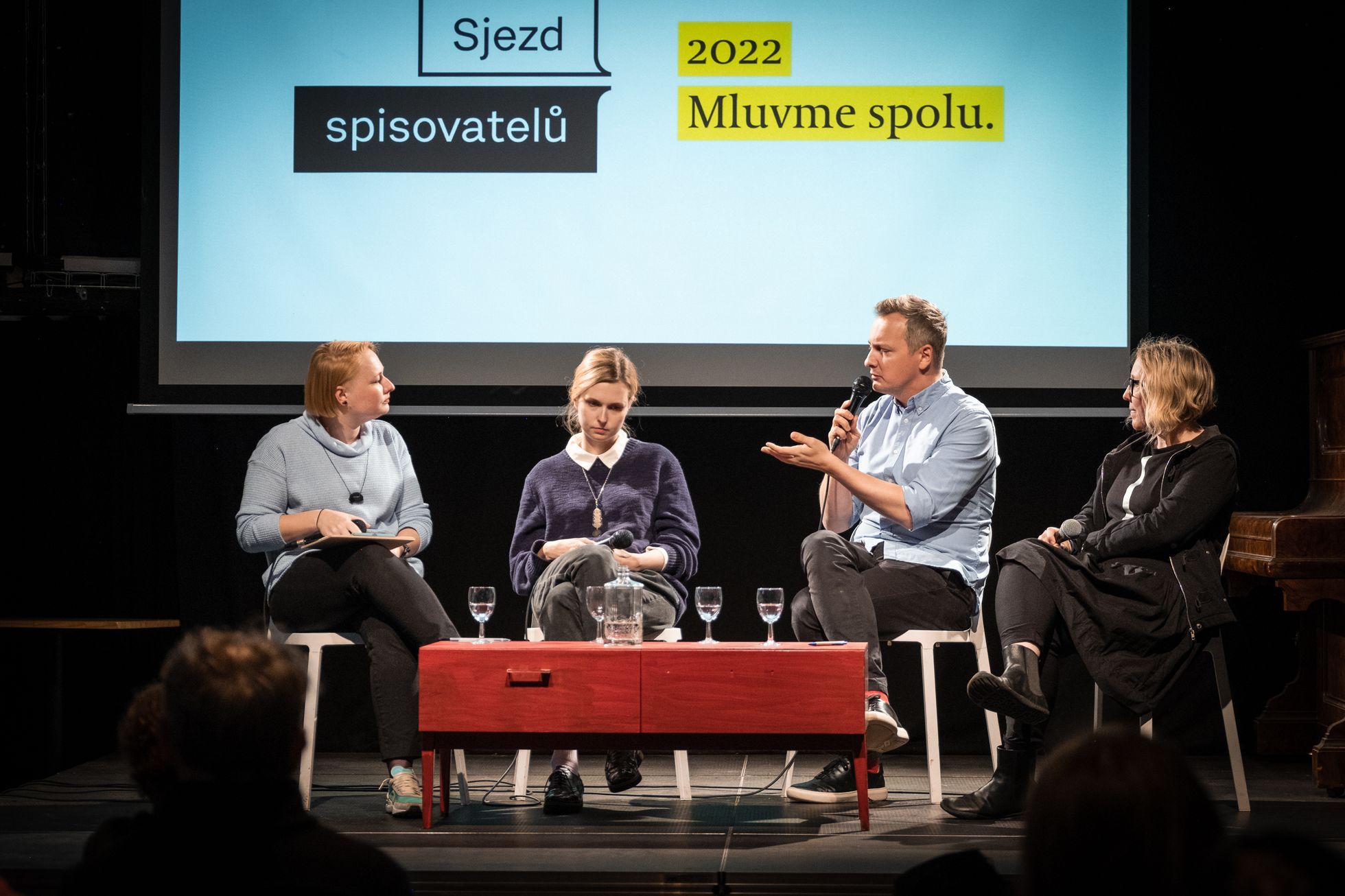 report-aby-nepsali-jen-ti-s-kachn-mi-aludky-sjezd-spisovatel-byl