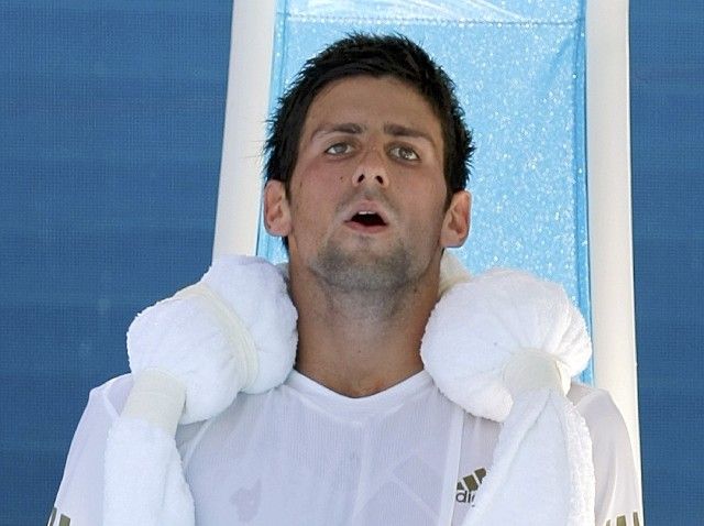 Novak Djokovič se snaží ve čtvrtfinále proti Roddickovi ochladit ledem - nepomohlo to, obhájce titulu musel zápas vzdát. | Foto: Reuters