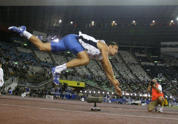 Tero Pitkämäki předvedl v poslední sérii hod za 90 metrů, Naposledy se to podařilo Železnému v Edmontonu 2001. Pokus zakončil stylově - dopadem na dlaně. | Foto: Reuters