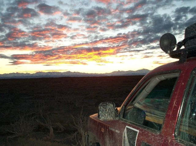 V rozlehlé pampě, kde jsou rozmístěny pozemní a atmosférické detektory observatoře Pierra Augera, je jediným možným dopravním prostředkem off-road. Jeho posádka občas zažije i krásný západ slunce. V pozadí Andy. | Foto: www.auger.org