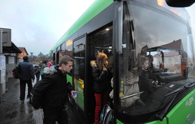 Na snímku z 2. března 2015 nastupují cestující na zastávce Chabařovice - kostel do autobusu směr Ústí nad Labem. | Foto: ČTK