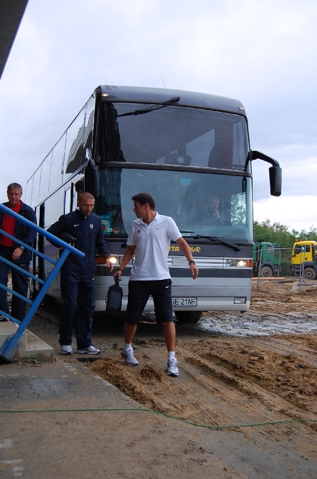 Přes bahno a louže před stadionem se museli brodit i sparťanské hvězdy Sionko s Řepkou. | Foto: Jakub Šafránek