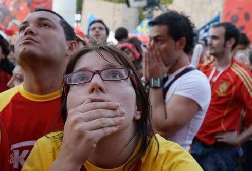 Někteří fanoušci fandili i mimo stadion. | Foto: Reuters