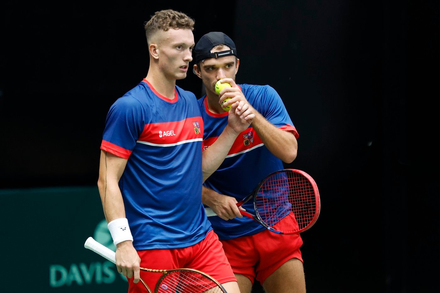 Češi pojedou s policejní eskortou. A věří, že proti nim nebudou stát ranní ptáčata