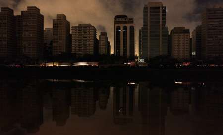 Auta na dálnici během výpadku elektřiny v Sao Paulu | Foto: Reuters